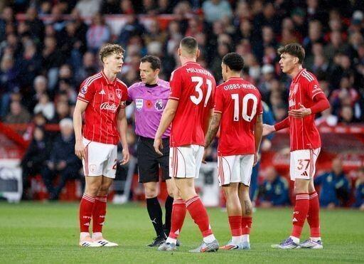 途乐证券 英超巨大争议！卡塞米罗头球破门，主裁强行送角球，森林球员暴怒